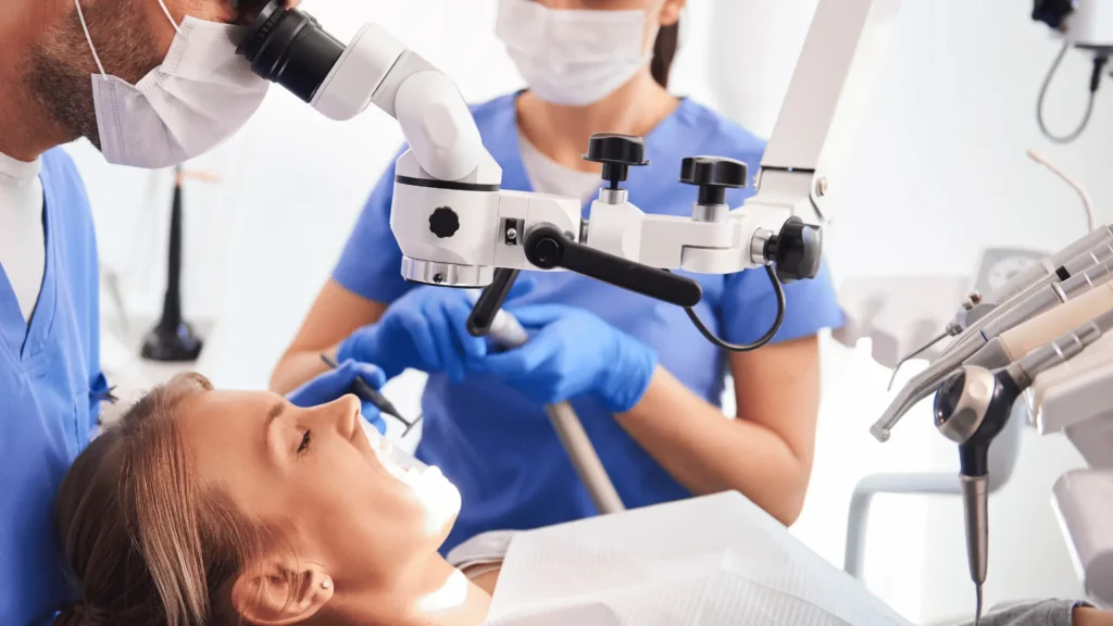 Кореново лечение след усложнение на зъбен кариес под микроскоп