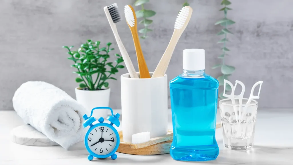 Изображение на някои от най-разпространените средстава за орална хигиена включително и в грижата за зъбни импланти - Четка и паста за зъби, конци за зъби, вода за уста.