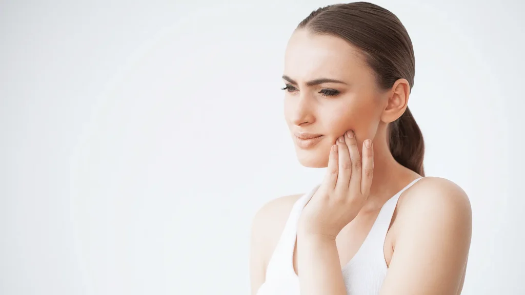 Млада госпожица има болка от зъбен кариес